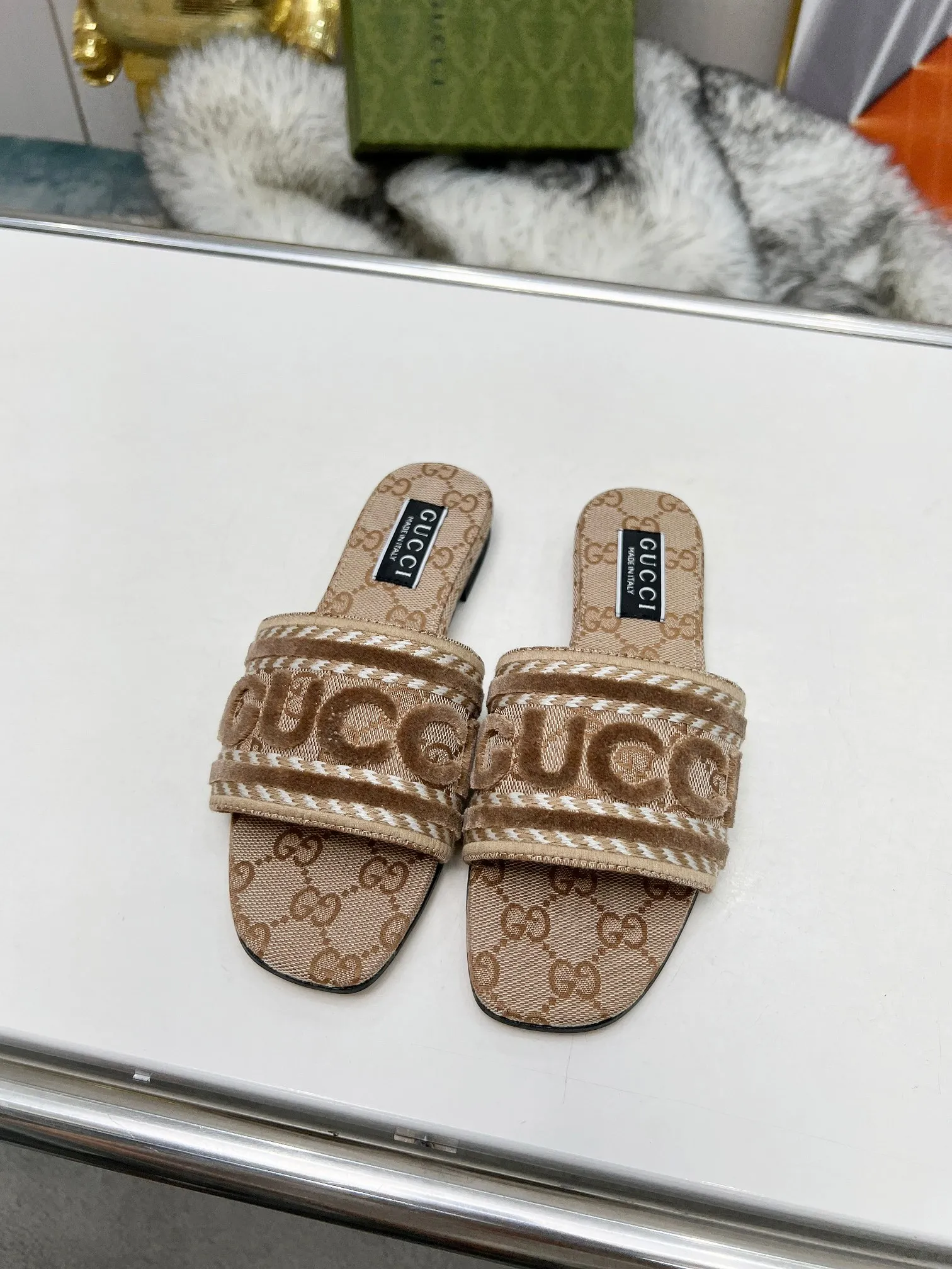 👟👟Ex-factory price 340👟👟 Genuine leather sole 200 Gucci 2024/Spring and summer new electric embroidery flat slippers hot style online —————————————— Perfect interpretation! The original development supports any comparison in the market! Carefully crafted materials! Months in the making! The pattern is extremely beautiful! Unique charm. The fabric is made from the original one-to-one ratio! Flash sale market free version! The thorn lines and three-dimensional effect are full! High-end and high-end Factory No.: 828-16 ꫛꫀꪝ Go➫ Materials: ❶ Upper: Electric embroidery environmentally friendly washed denim fabric ❷ Feet: imported sheepskin, lining sheepskin. ❸Outsole! Original Italian leather outsole ➕ Rubber outsole ........................................ ♡Size: 35-44 ♡Colour: 1cm